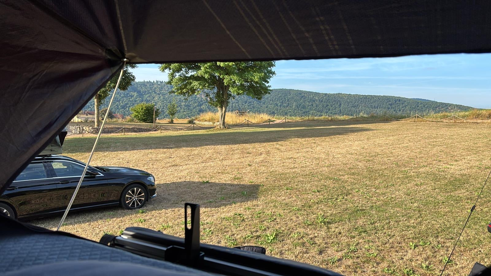 So findest du die schönsten Stellplätze für Dachzelt-Camping